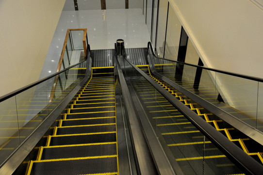 成都電梯,四川電梯,成都別墅電梯,成都家用電梯,四川別墅電梯,平臺(tái)電梯，成都平臺(tái)電梯，四川平臺(tái)電梯，四川家用電梯,成都萬安佳居電梯有限公司 手扶電梯哪些地方最容易發(fā)生意外 | 四川別墅電梯